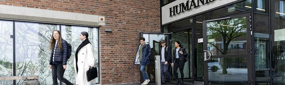 Studenter vid Humanistens entré