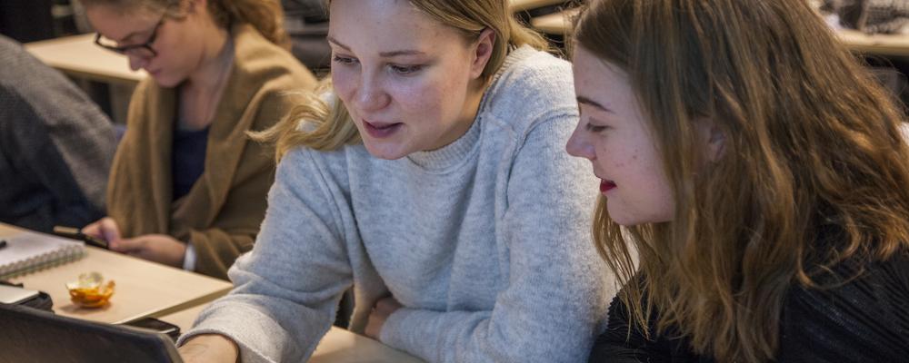 Ämneslärarstudenter pratar med varandra