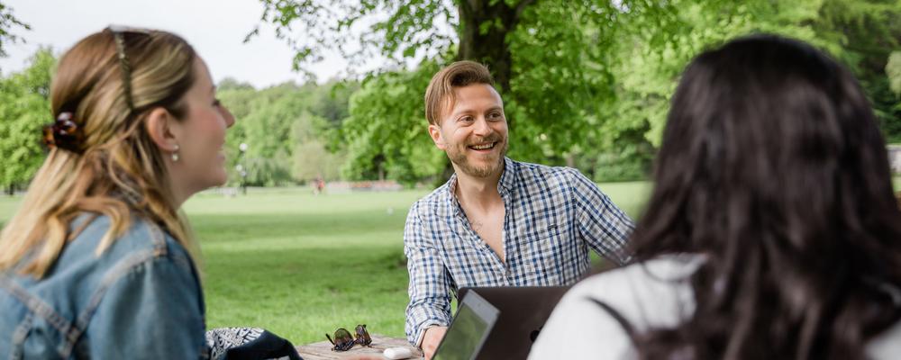 Studenter pluggar tillsammans utomhus i en park