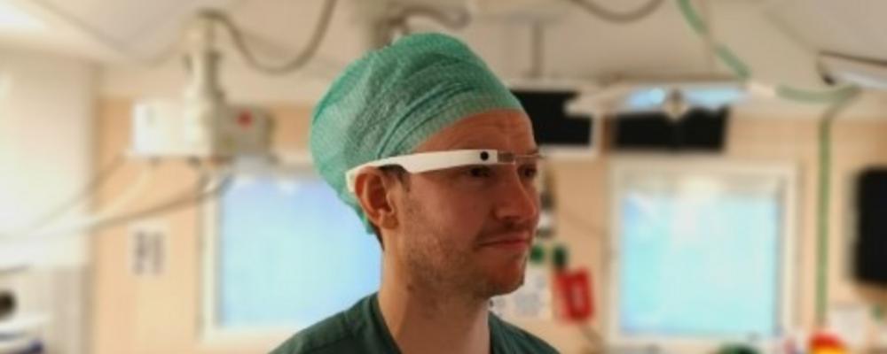 bild på anestesisjuksköterska med smarta glasögon i sjukhusmiljö
