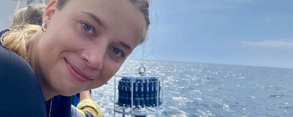 Michaela Edwinson masterstudent med undervattensrobot i bakgrunden