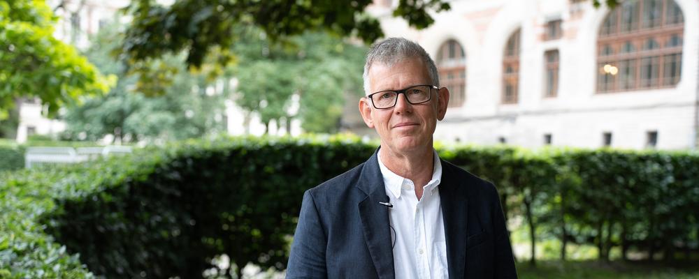 Måns Söderbom fotograferad i en park