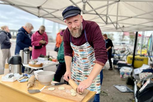 Karl-Johan Nylén bakar tångbröd
